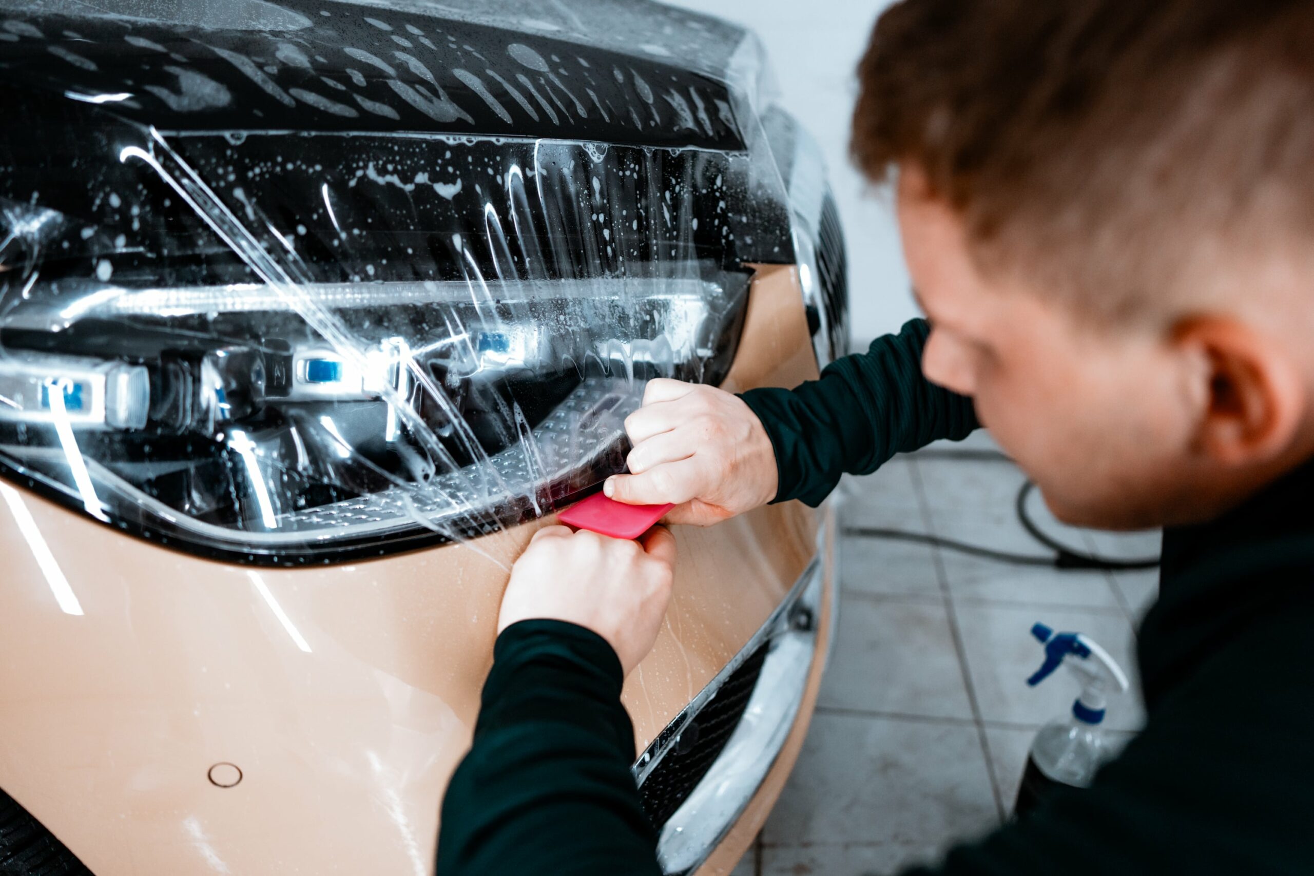 Oklejanie lamp samochodowych – na czym polega?