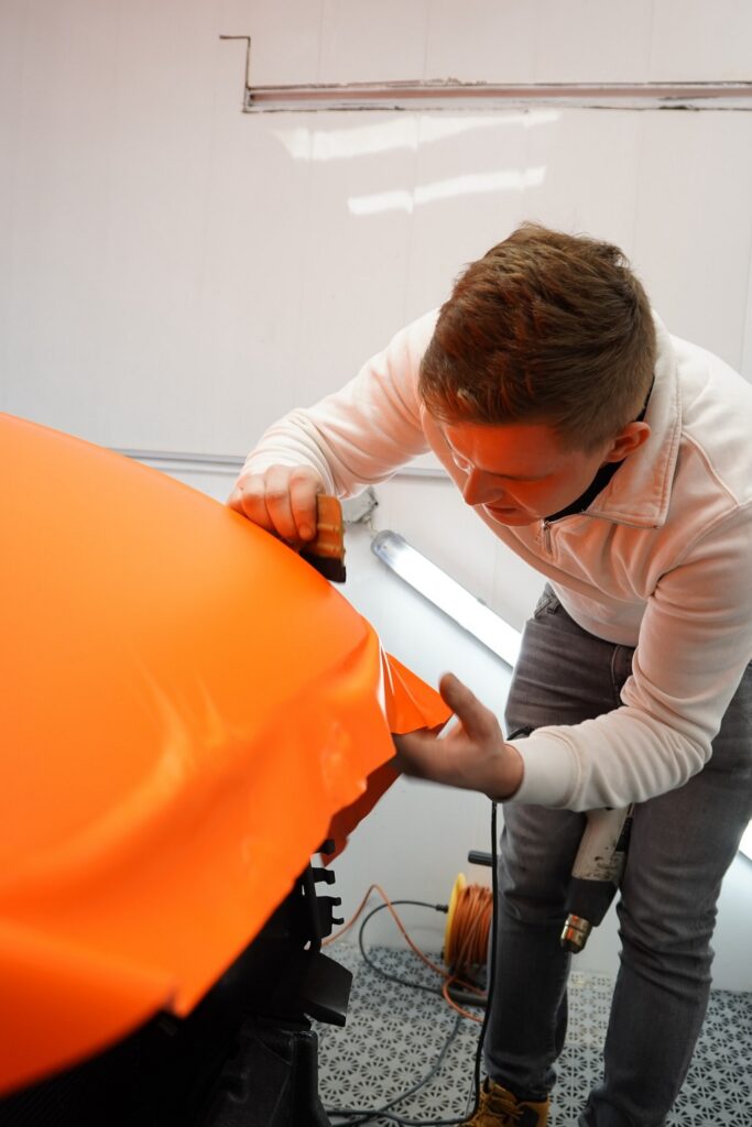 aplikacja folii ppf na element karoserii - auto detailing marki warszawa