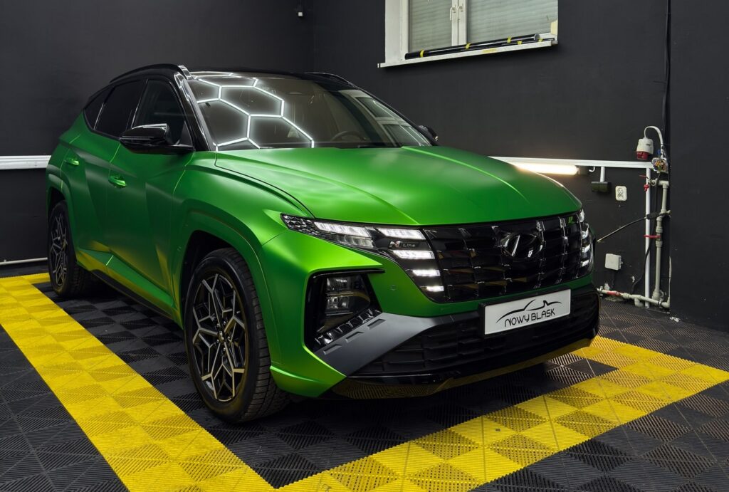 Zmiana koloru Hyundai Tucson – zielona satyna | Oklejanie auta Warszawa