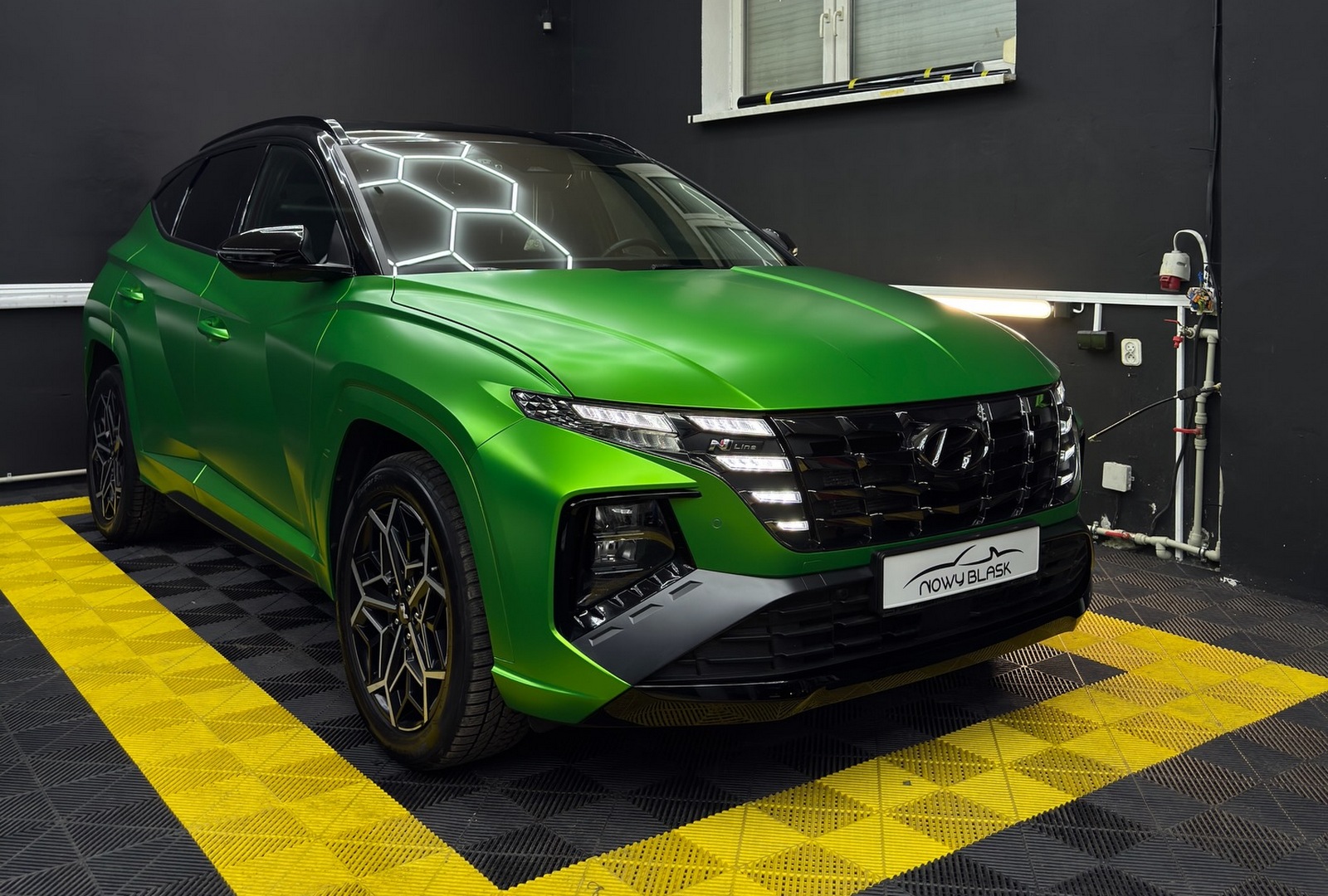 Zmiana koloru Hyundai Tucson – zielona satyna | Oklejanie auta Warszawa