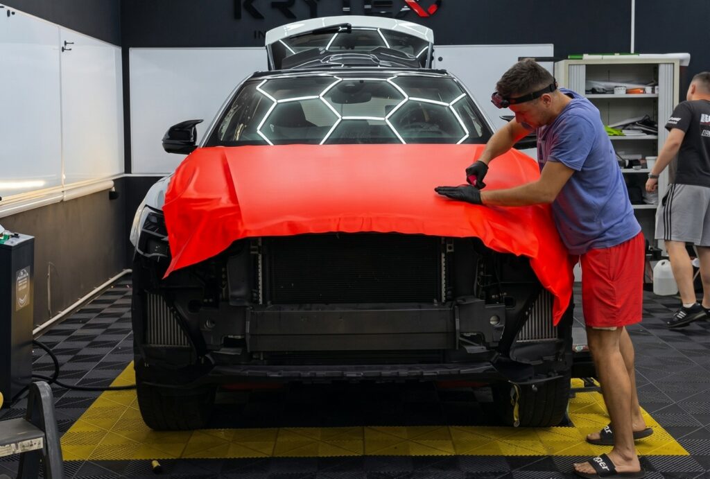 Zmiana koloru Audi folią winylową – oklejanie auta w Markach pod Warszawą