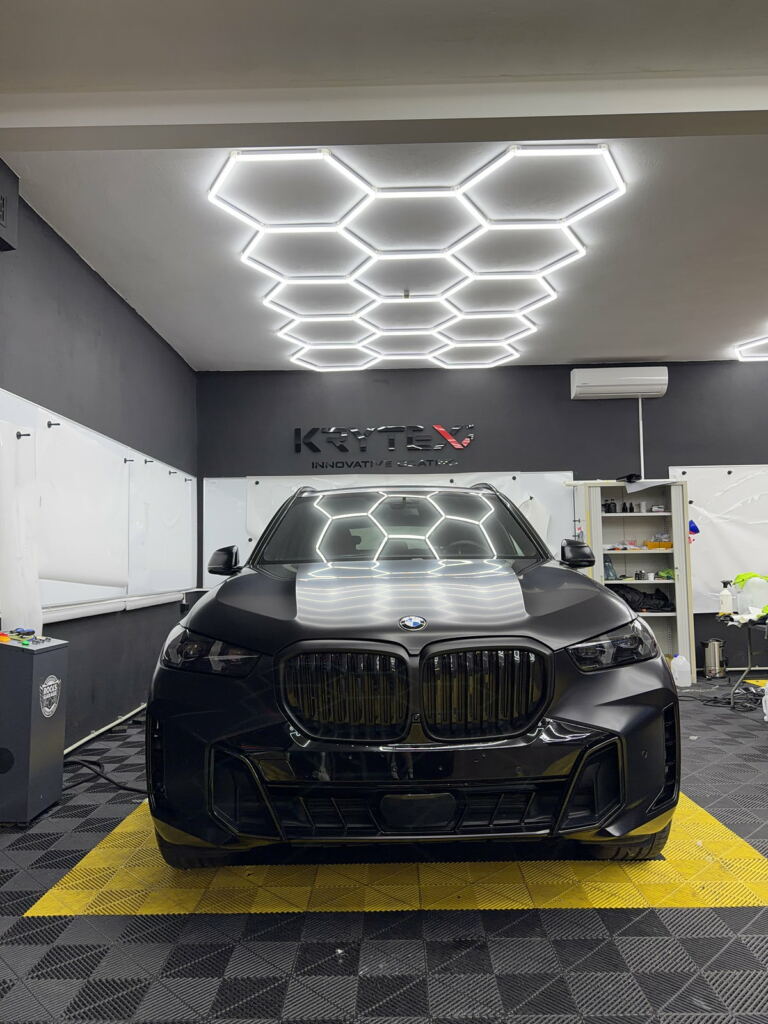 Przód BMW X5 w czarnym macie — nerki i pas przedni po oklejeniu