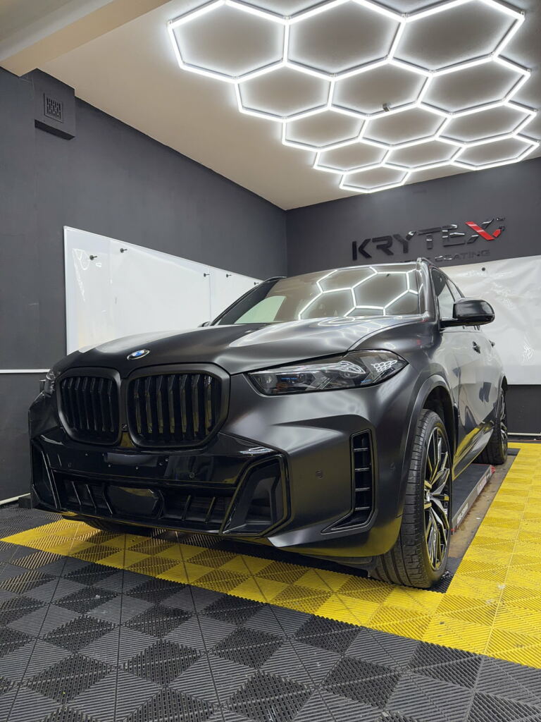 BMW X5 po mrożeniu lakieru — czarna folia matowa, studio NowyBlask w Markach