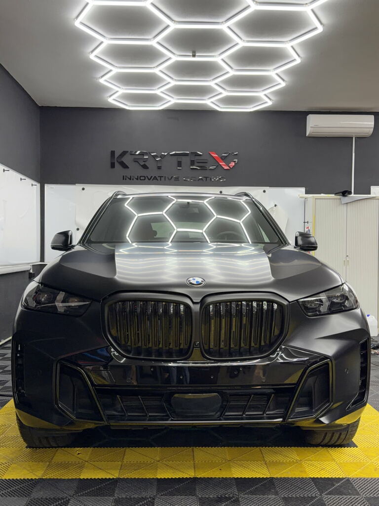 Maska BMW X5 w macie — zbliżenie na przetłoczenia po aplikacji folii