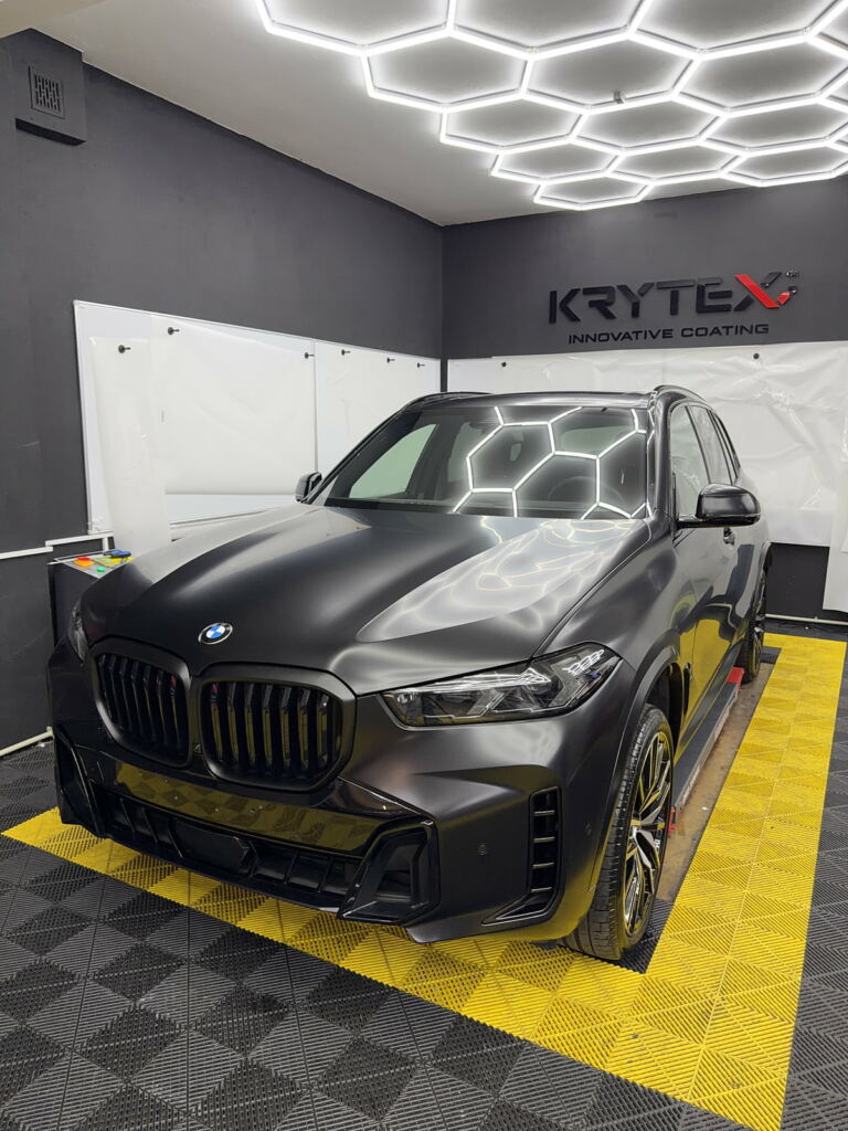 BMW X5 na stanowisku w studiu detailingu w Markach pod Warszawą