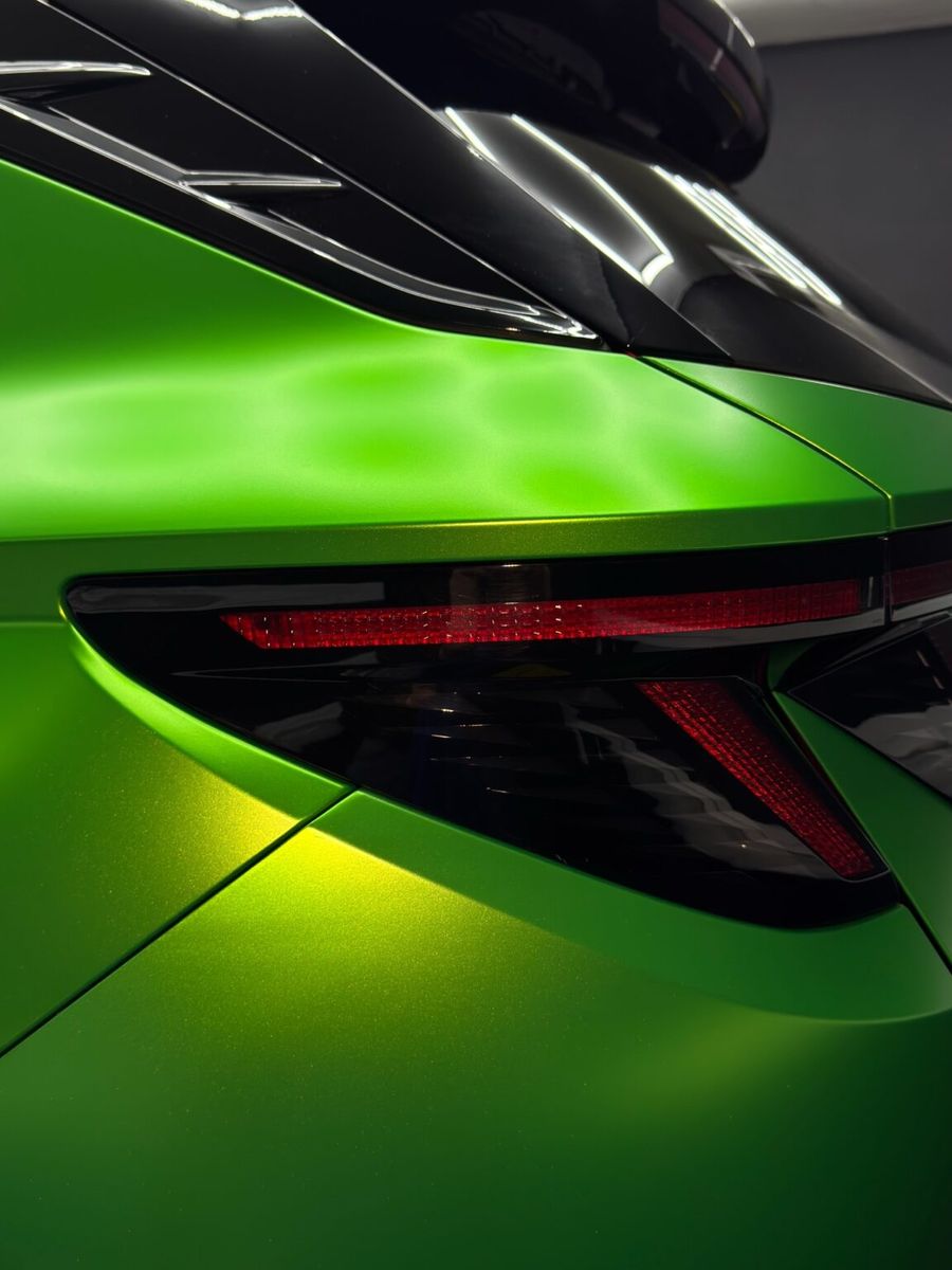 Hyundai Tucson w zielonej satynie — studio NowyBlask