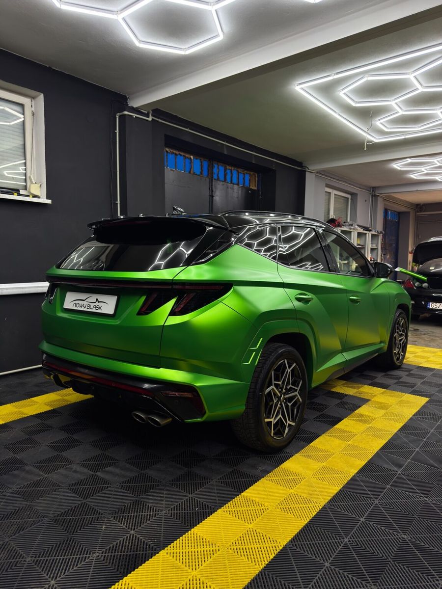 Hyundai Tucson w zielonej satynie — studio NowyBlask