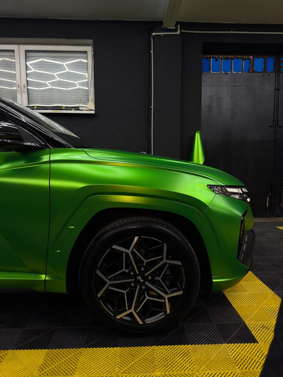 Hyundai Tucson w zielonej satynie — studio NowyBlask