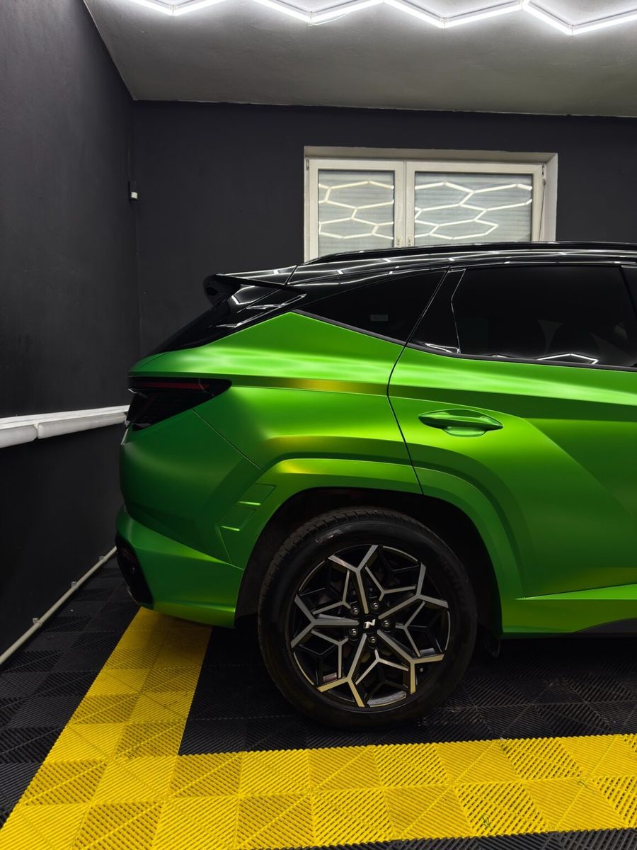 Hyundai Tucson w zielonej satynie — studio NowyBlask