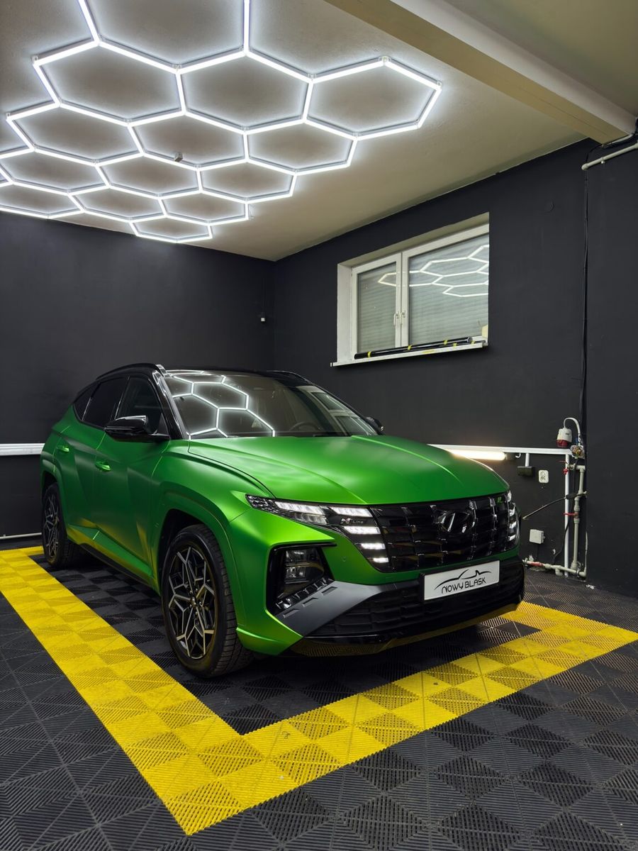 Hyundai Tucson w zielonej satynie — studio NowyBlask