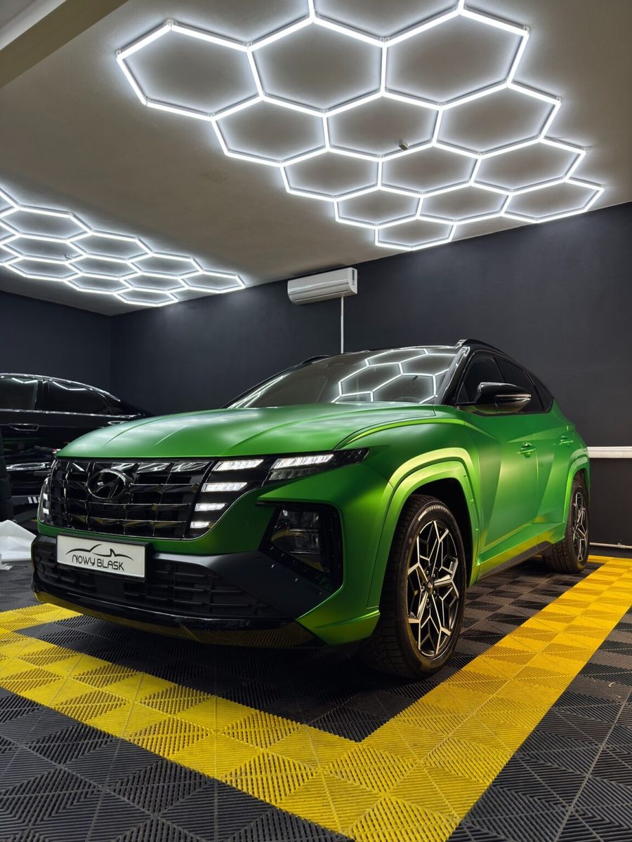 Hyundai Tucson w zielonej satynie — studio NowyBlask