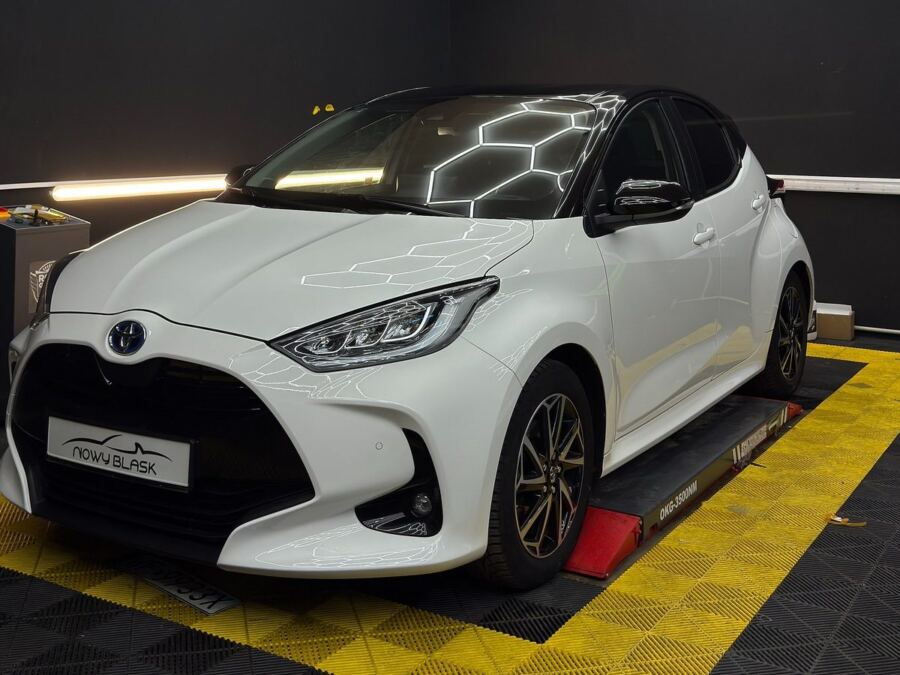 Oklejenie stylistyczne Toyota Yaris — czarny dach, słupki i lusterka