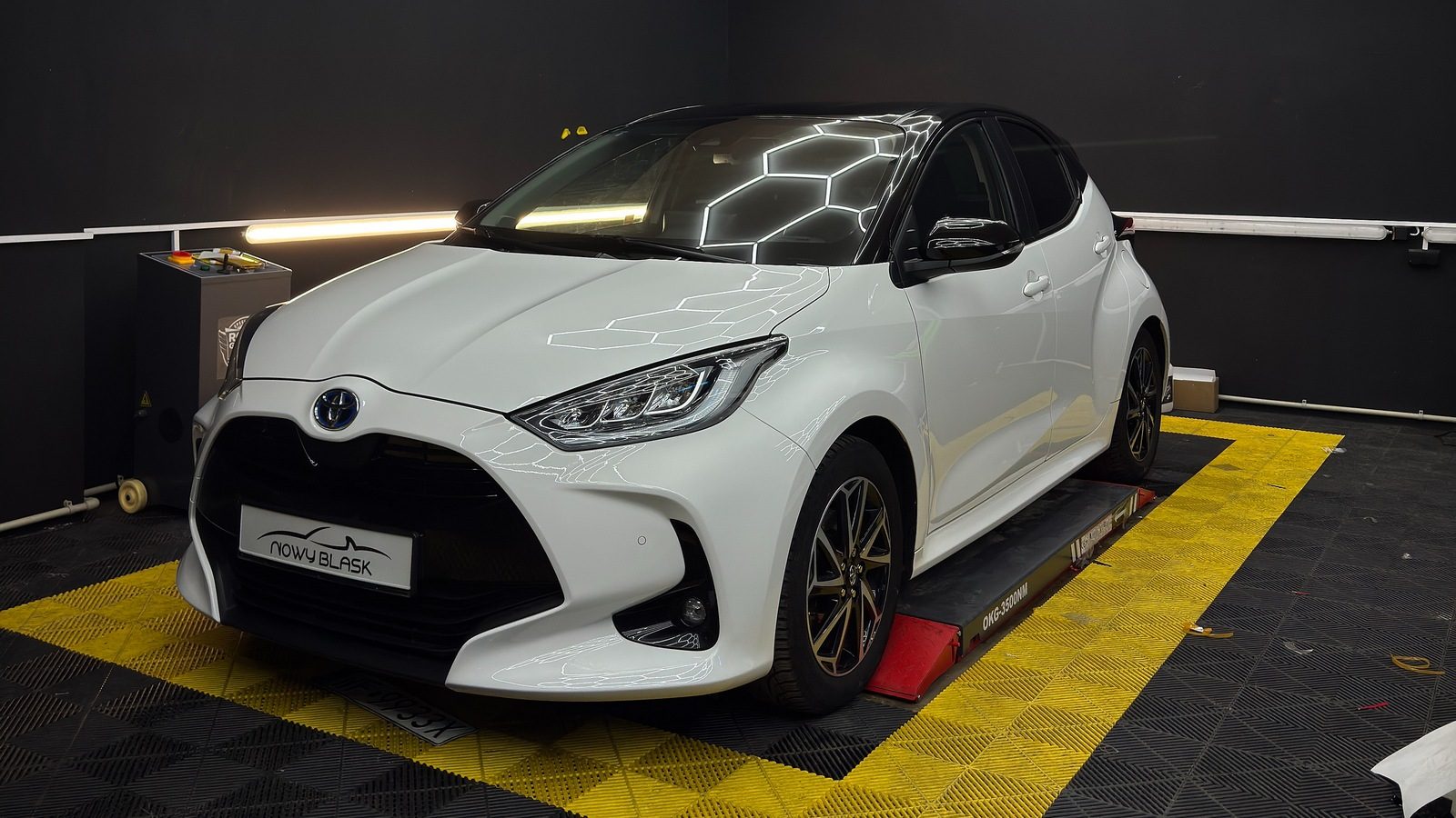 Oklejenie stylistyczne Toyota Yaris — czarny dach, słupki i lusterka